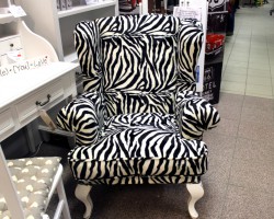 Fotel z motywem zebry: pomysł na oryginalny salon